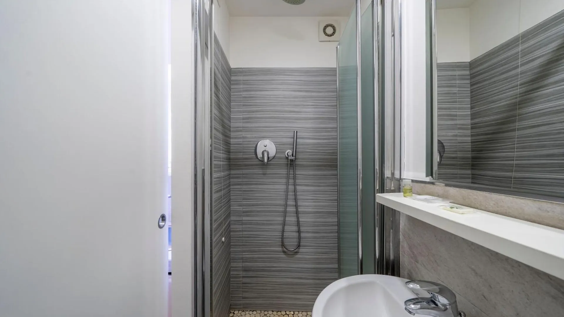 Milan St Joseph Apartment 0*,  İtalya